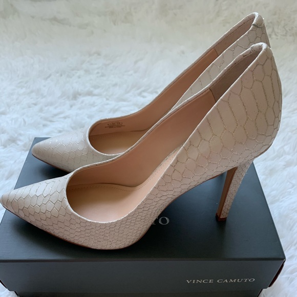 Vince Camuto Kain Pointed Toe Pump - Picture 3 of 7